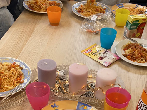 CVJM Gosenbach Jugendraum Tisch mit Essen